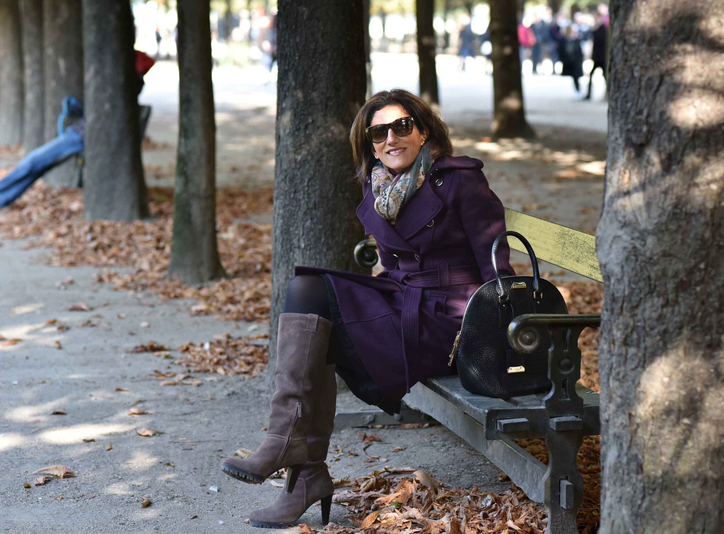 Karen Millen fall winter coat, Karen Millen boots, Burberry bag, Gucci sunglasses, Hallhuber scarf. Image©sourcingstyle.com
