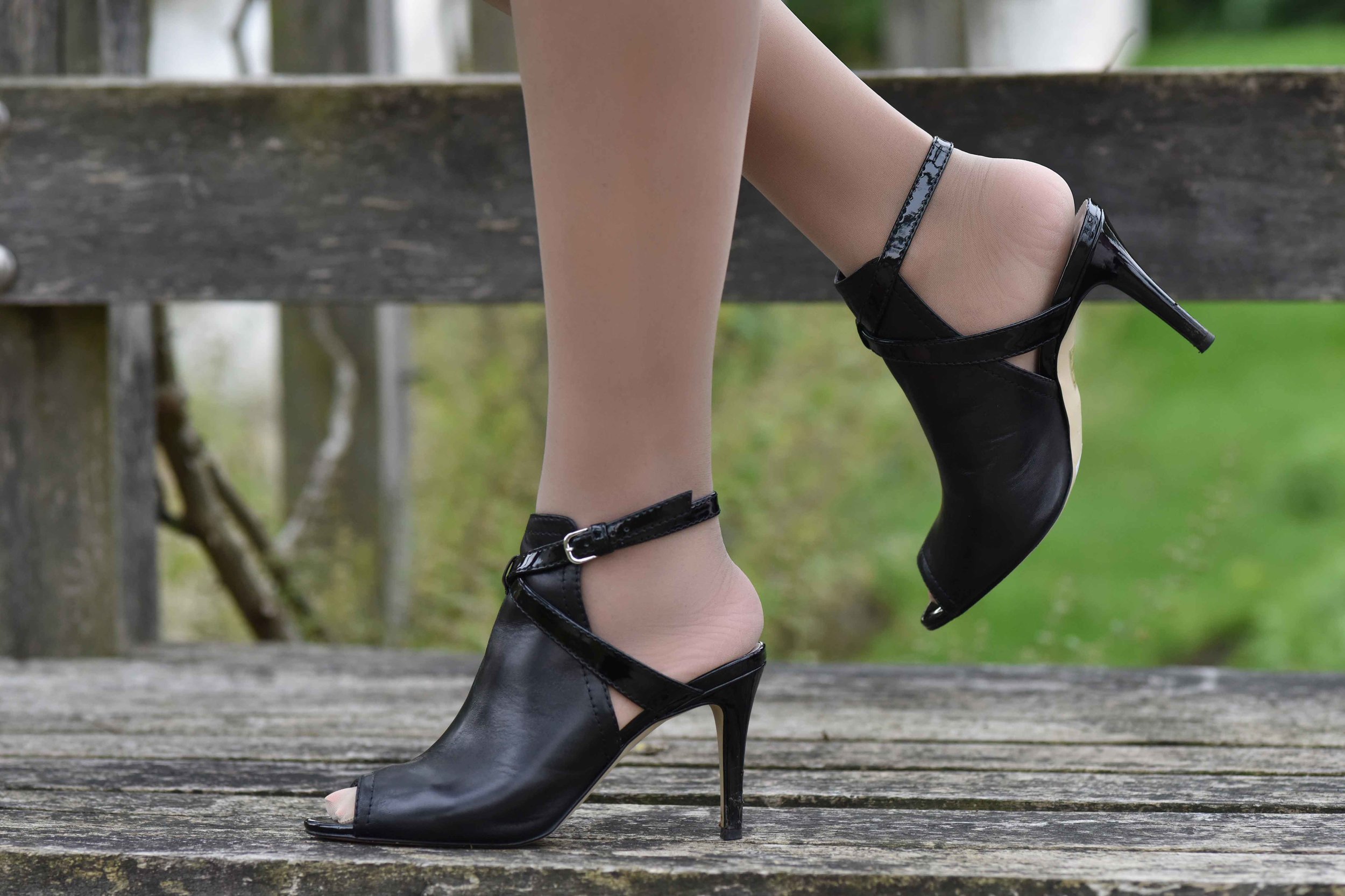 Karen Millen black sandals, Coworth Park hotel, Dorchester Collection, UK. Image©sourcingstyle.com