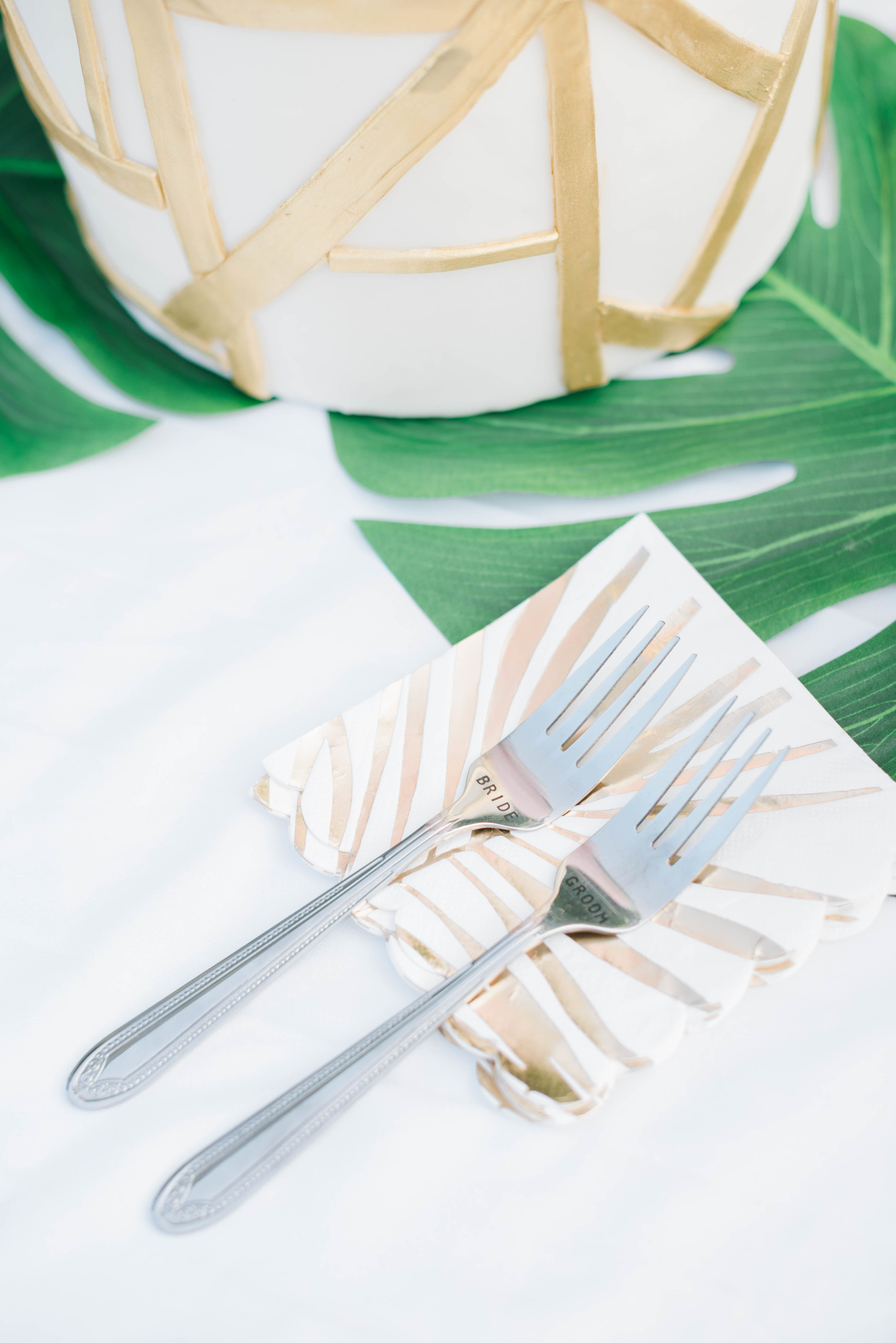 southern-maryland-tropical-wedding-rattan-bar-cart-palm-leaf-cake-sprinklewithkindness