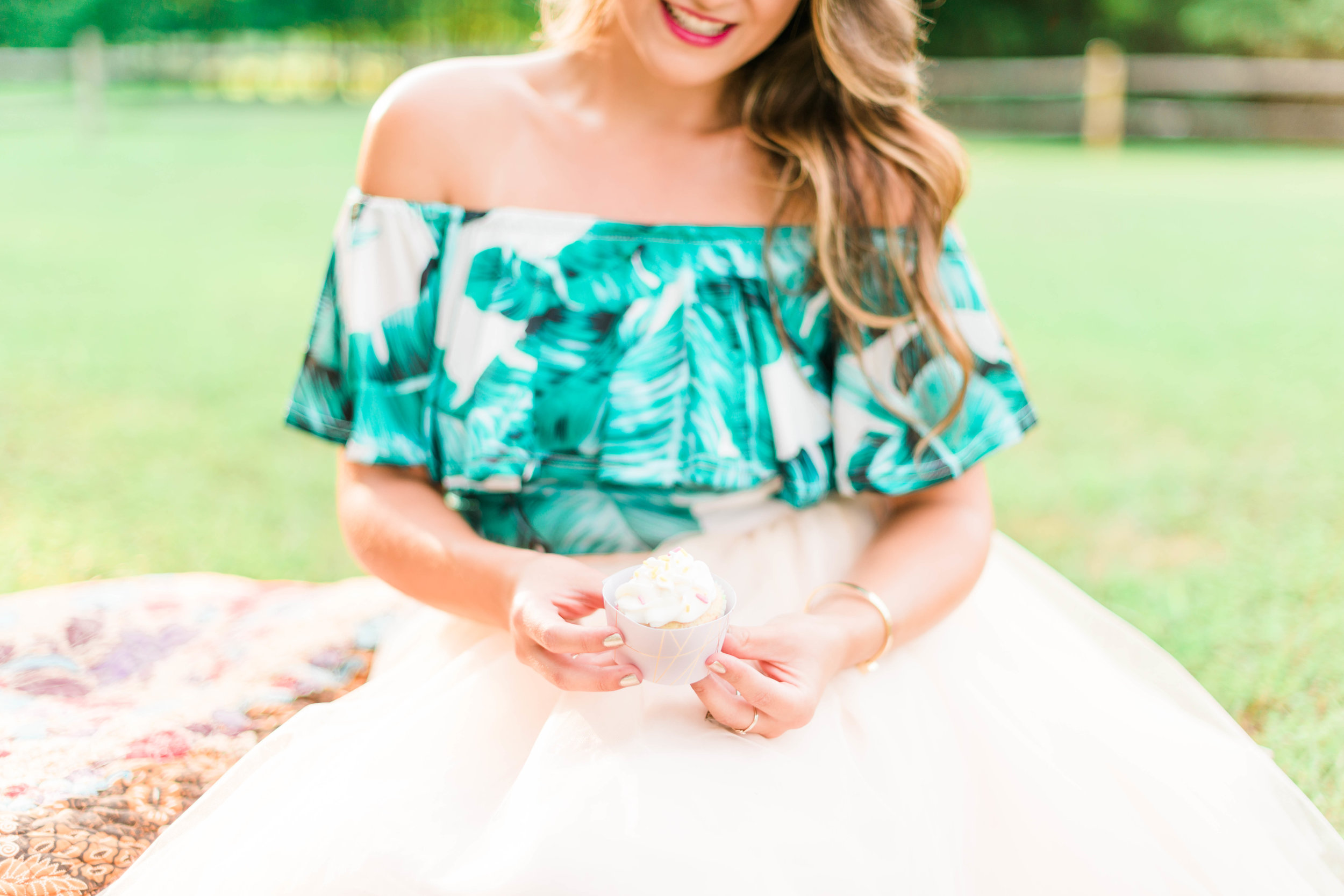 southern-maryland-tropical-wedding-rattan-bar-cart-palm-leaf-cake-sprinklewithkindness