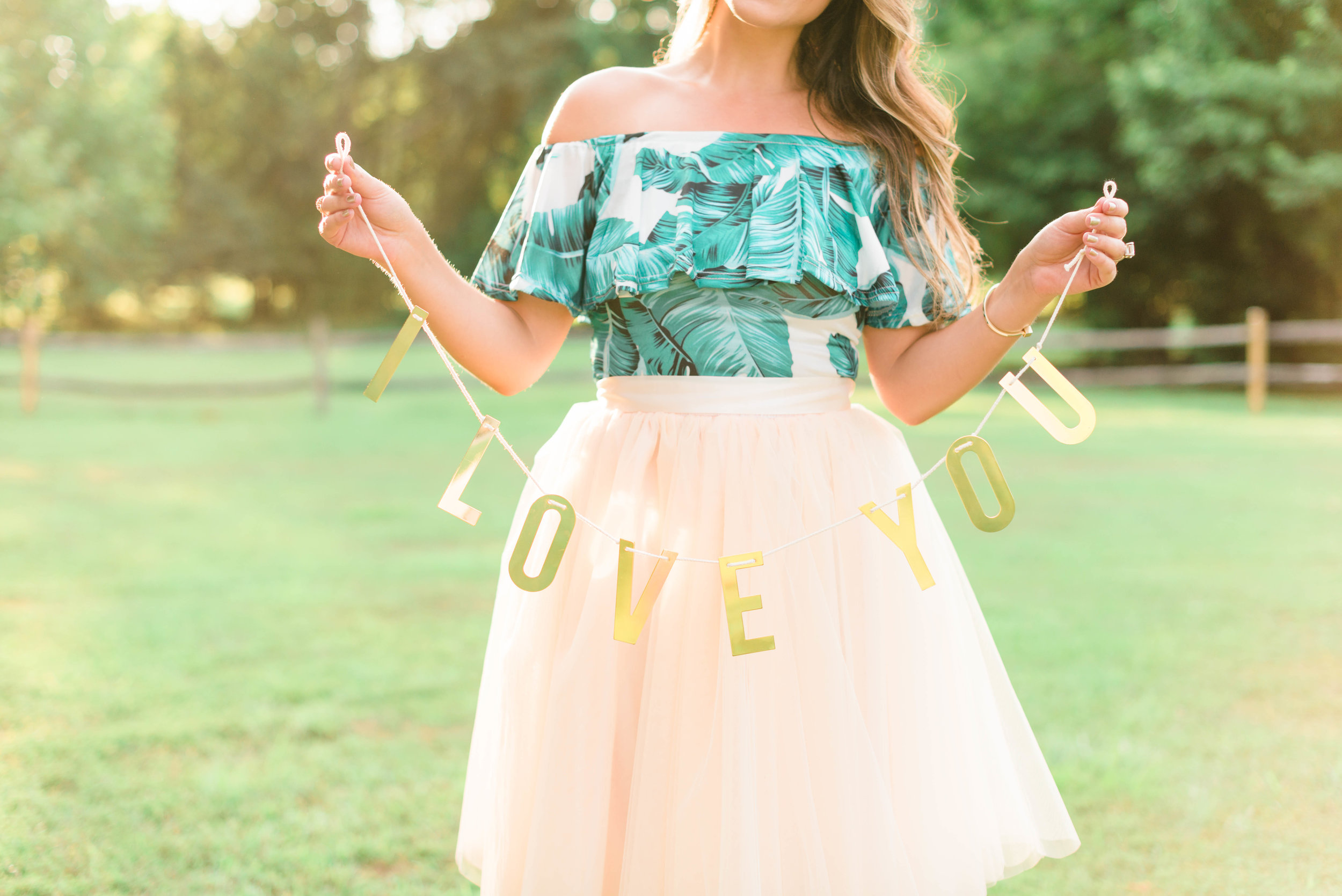 southern-maryland-tropical-wedding-rattan-bar-cart-palm-leaf-cake-sprinklewithkindness