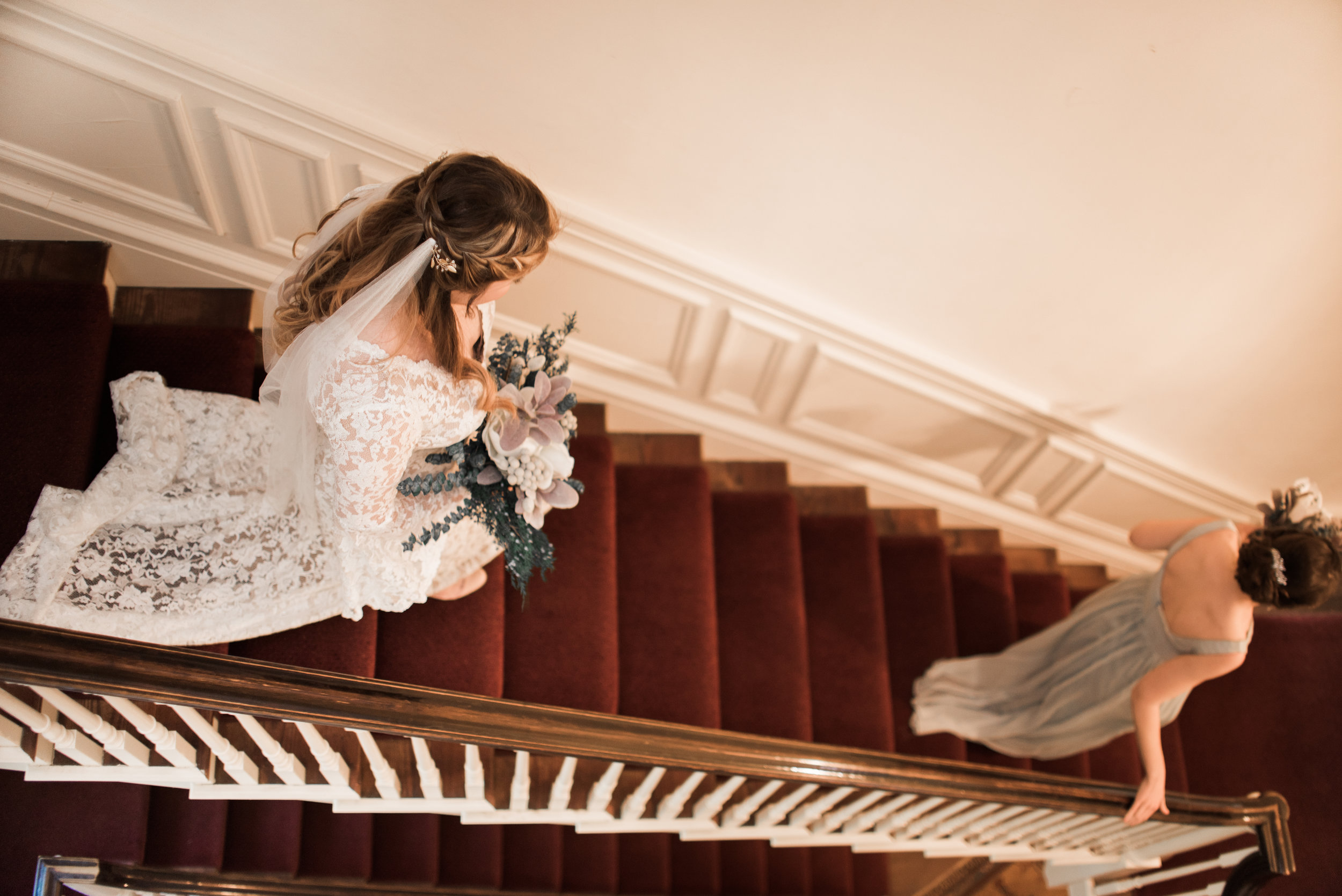 classic-romantic-wedding-maryland-photographer-strong-mansion-bride-stairs