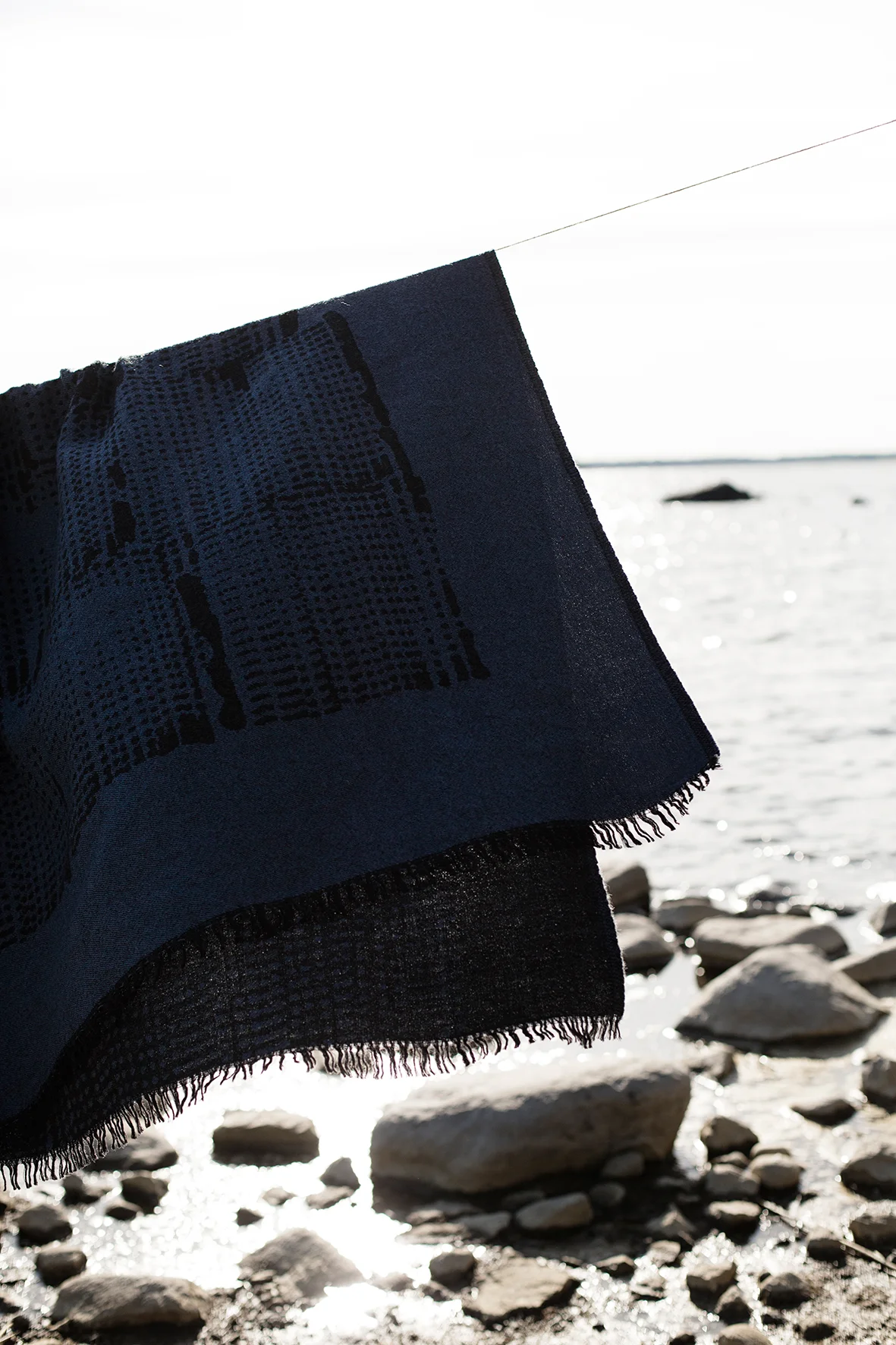 LapuanKankurit-Mesi-blanket-black-blue.jpg