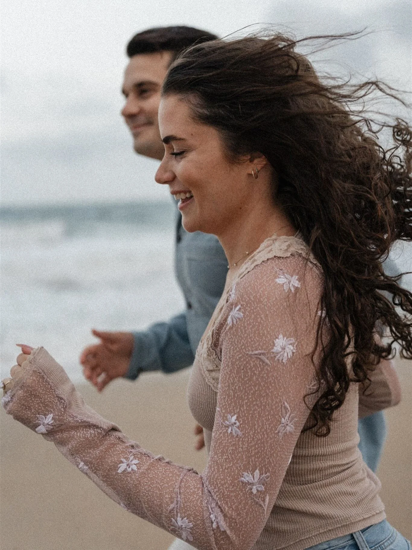 Ashley + Pat just running around on the beach and hanging with their cat for their engagements ✨
