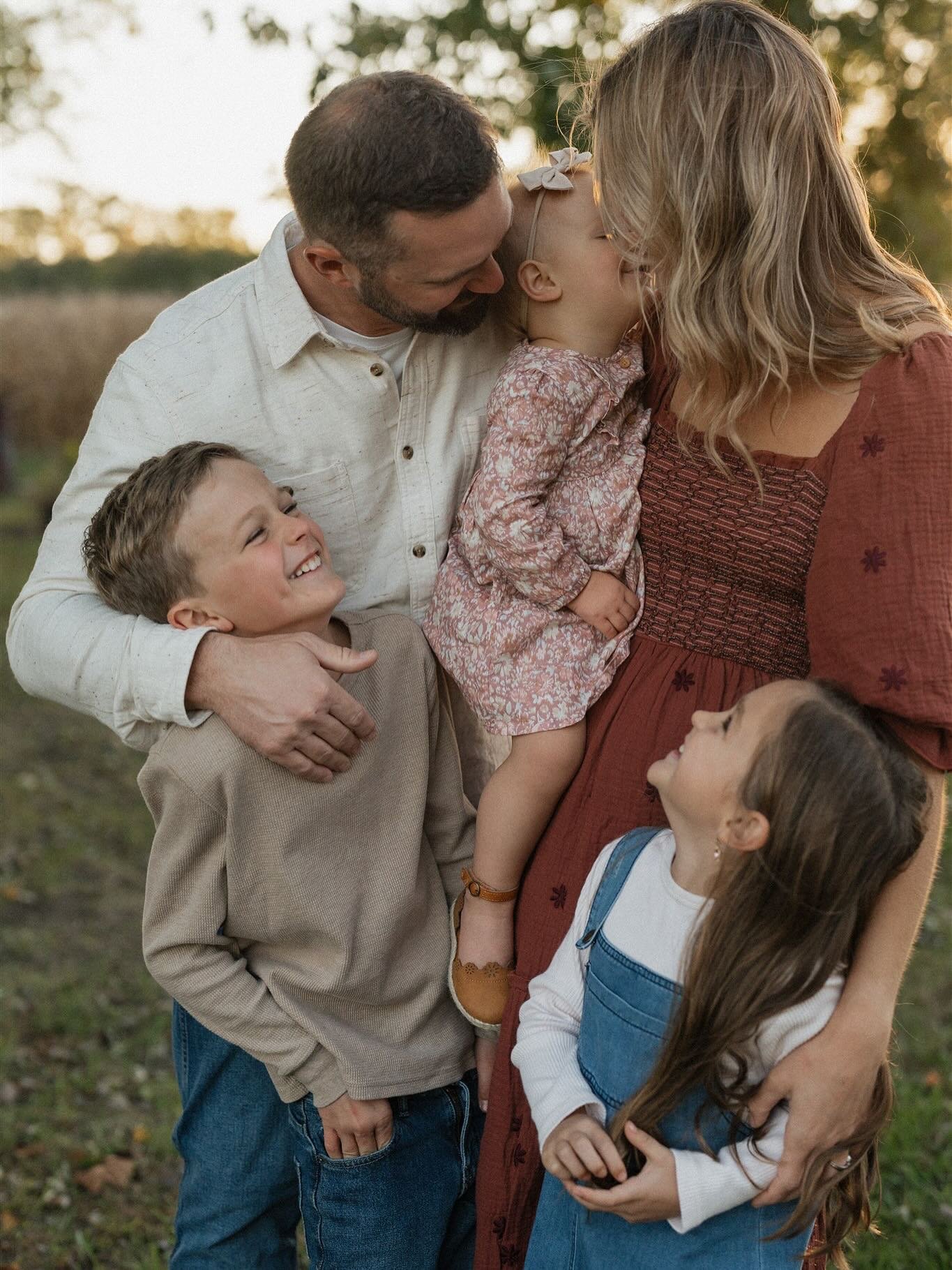 One of my favorite fams 🤍 I love a good grandparent session too 🥹. Forever changed by all of the lifetime relationships that this career has brought to me, thankful for each and every one. Love you, Campbells.