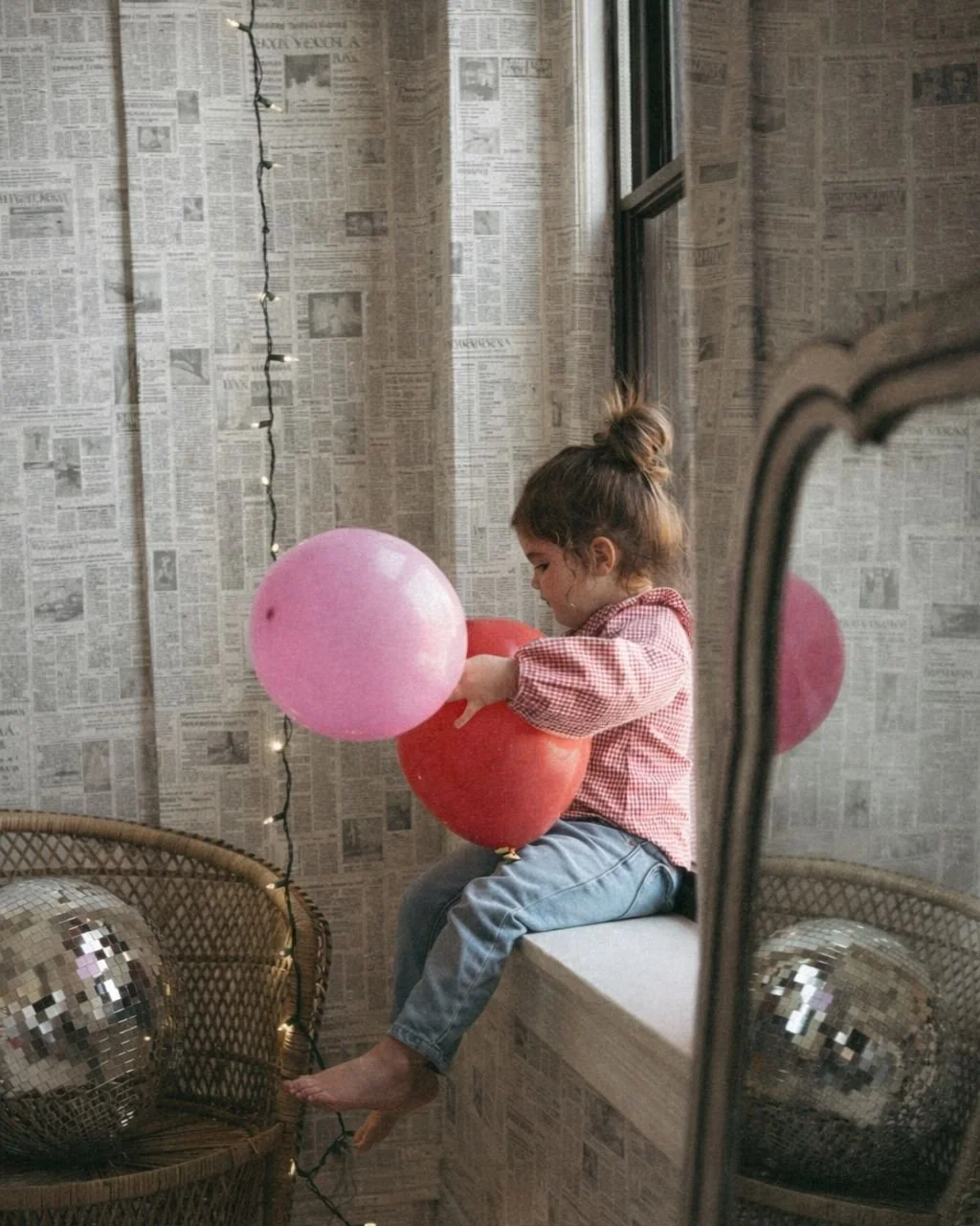 Sweetheart Minis ❣️ 📰 
Had a few mamas interested so I am opening a few spots for these 🤍 
Setup similiar to what's pictured. These can be used for kiddos, couples, a little maternity. Make it your own! 
Date | 2/7 Saturday at my studio space in Be