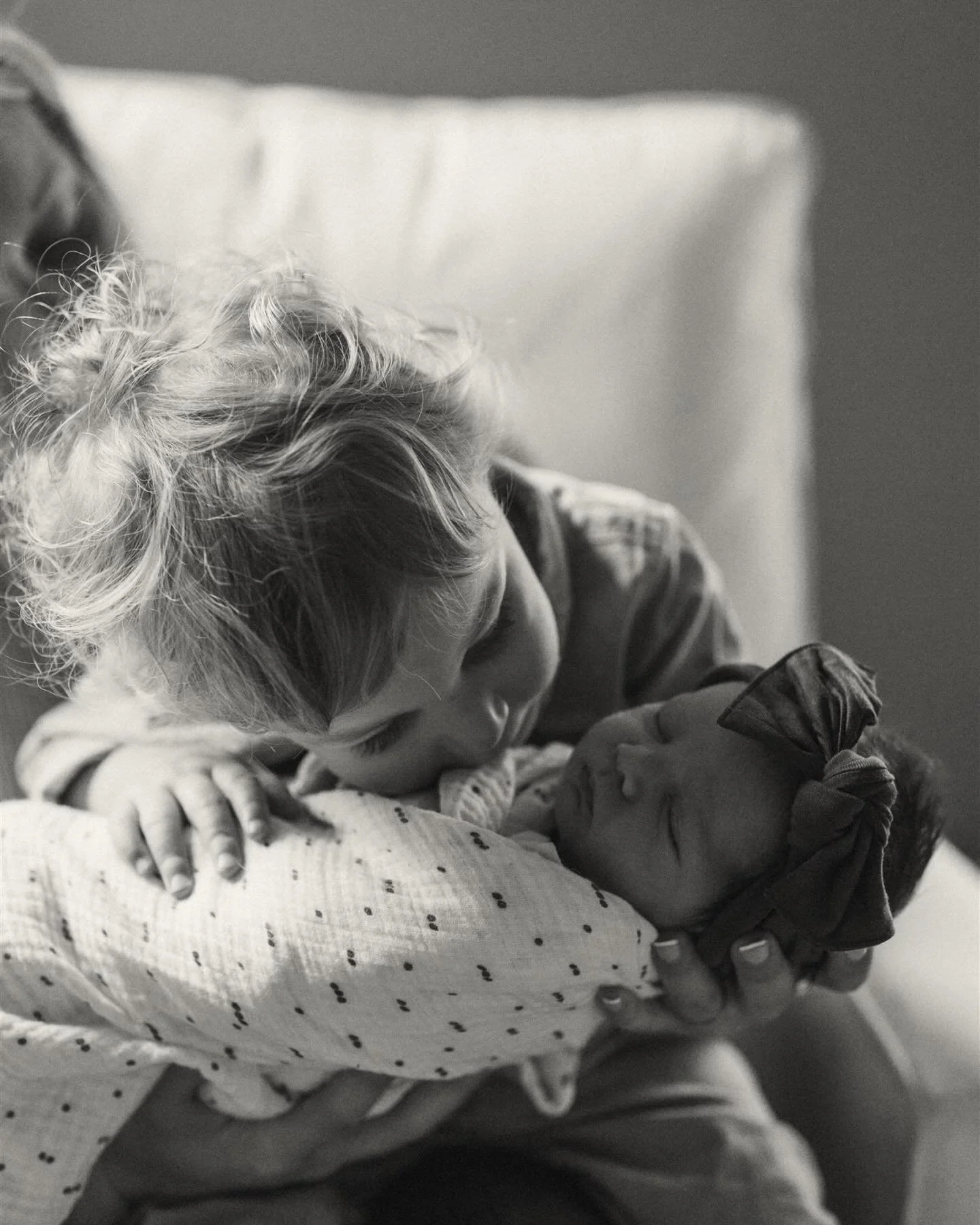 A newborn session with a toddler sibling is at the top of my favorites list. They always do the unthinkable in the sweetest ways 🥹 completely unscripted and candid which makes my job cake.
