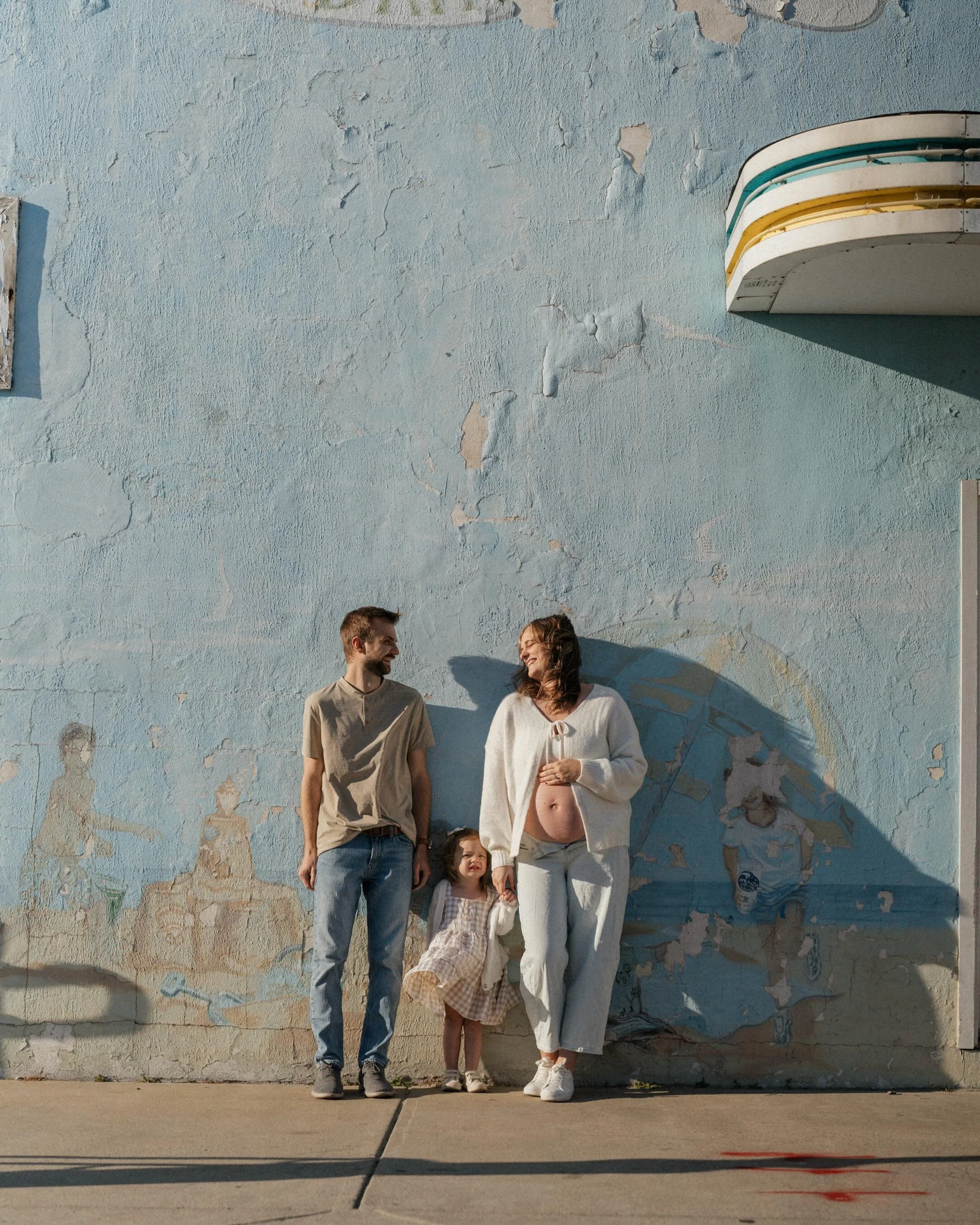 A windy little boardwalk maternity session 🌬️ had the best time with this fam, can&rsquo;t wait to meet their new addition so soon! ✨ and we haddddd to take Quinn into candy kitchen so she could get that little cat. Love this age so much 🥹