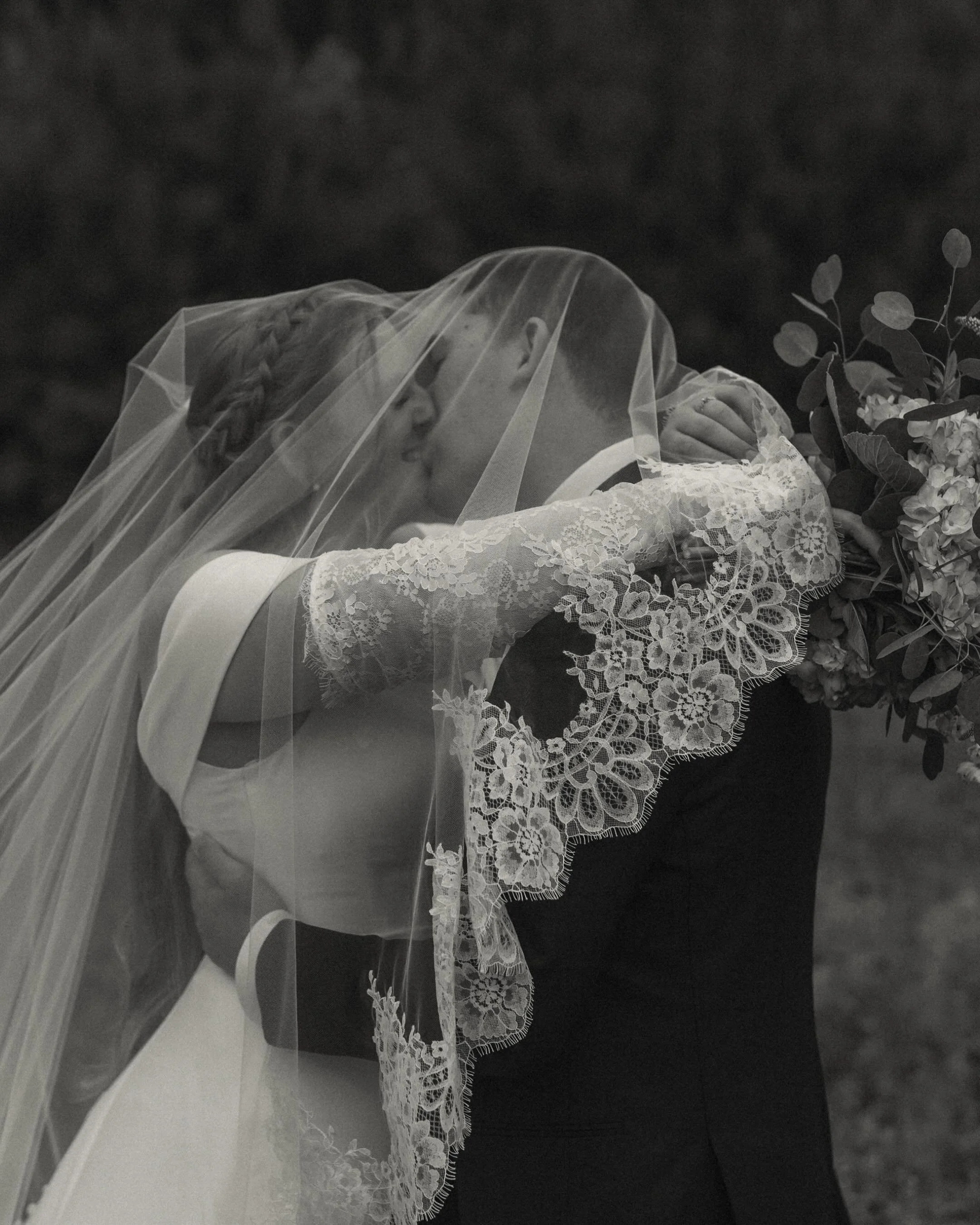 The rain and Victoria&rsquo;s veil really took these to the next level 😮&zwj;💨✨ love when couples embrace the weather and just have the best time 🙌🏼

Congrats to the Barstars!