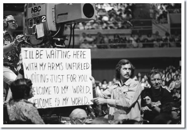 Even The King would have looked better without cue cards. Photo courtesy elvispresleymusic.com.au