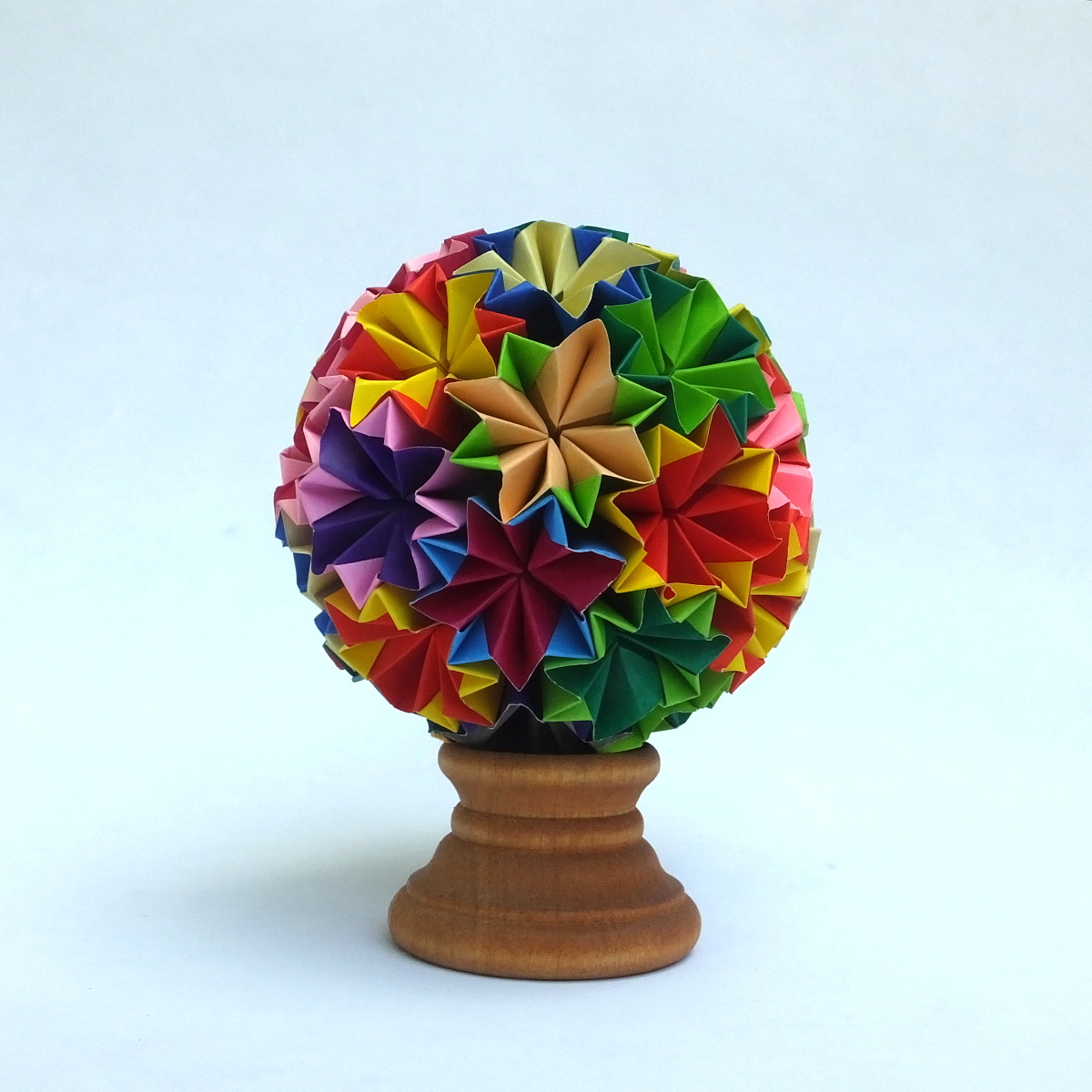  Not all Kusudamas need to be hung - a simple stand will show them off nicely, and allow them to be placed in areas where hanging is not convenient. 