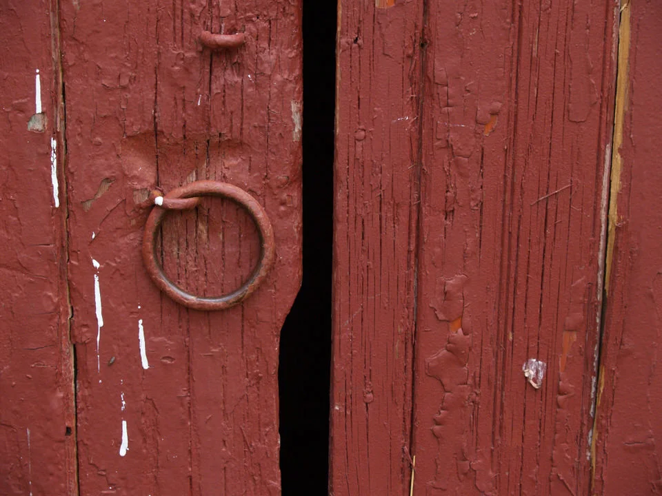 Barn door pull