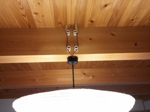 Knob-and-tube wiring is made out to be a boogeyman in old houses in North America and has long been obsolete - Insurance companies don't like them - Here's an example of a new house in Japan using this method of wiring
