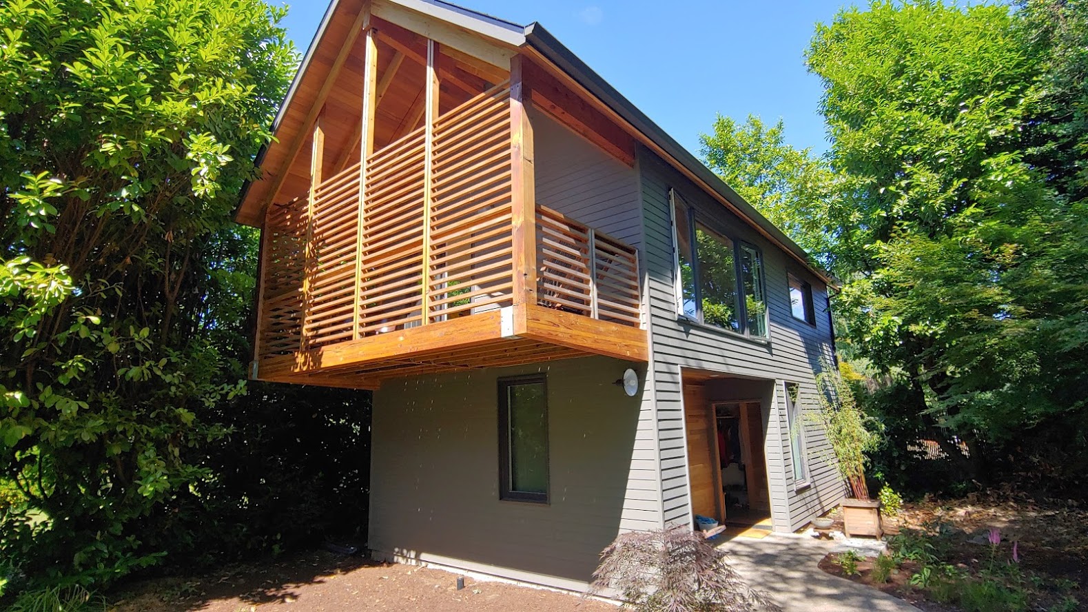 The backyard shows a brand new detached house - Designer: Placeship.net