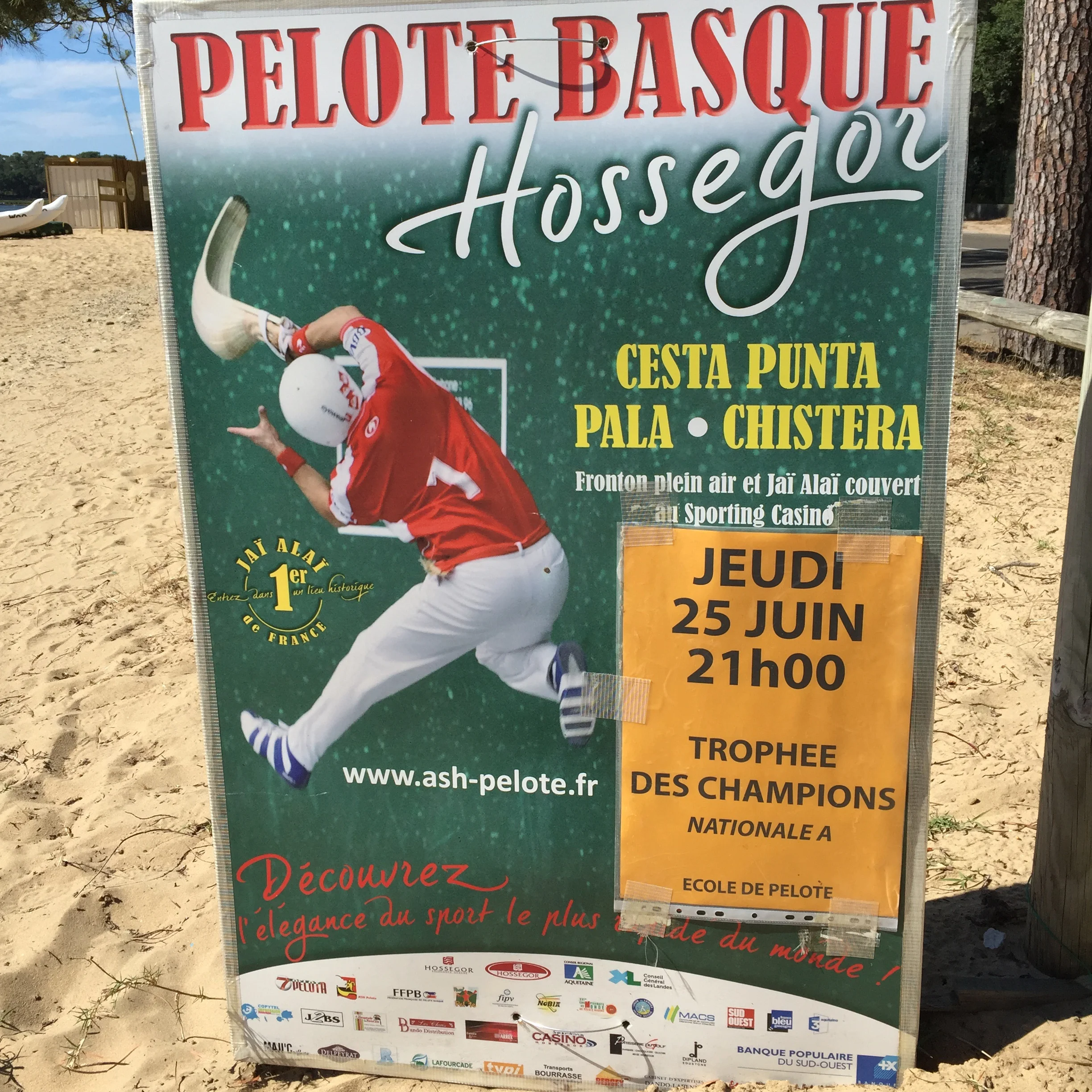 I've wanted to see this sport (Jai-Alai or Pelote) live since Burgos. It's THE sport of the Basque region. It just so happens they are holding a championship here in Hossegor tomorrow, 6/25, so I've decided to stick around. 