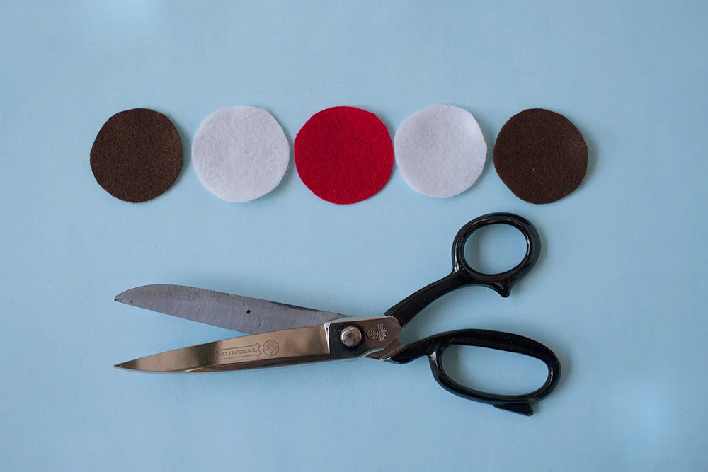 Step 7 WAGON WHEELS (make three) Cut two dark brown circles, two white circles, and one red circle using the same template as the Jam Fancies.