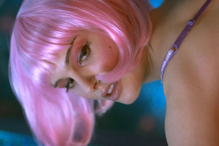 Alice (Natalie Portman) in Mike Nichols’ Closer (2004).