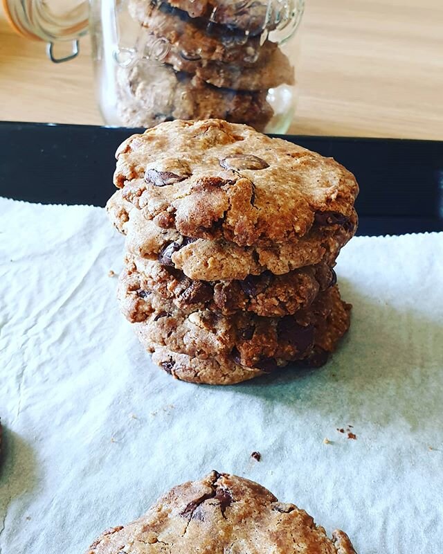 Gluten free cookies....yeah finally ! But still working on the recipe, to be completely gluten free plus vegan I would take out both chocolates and use only the beans chopped up, but had to make them son friendly! So that they get eaten....
#almostgl