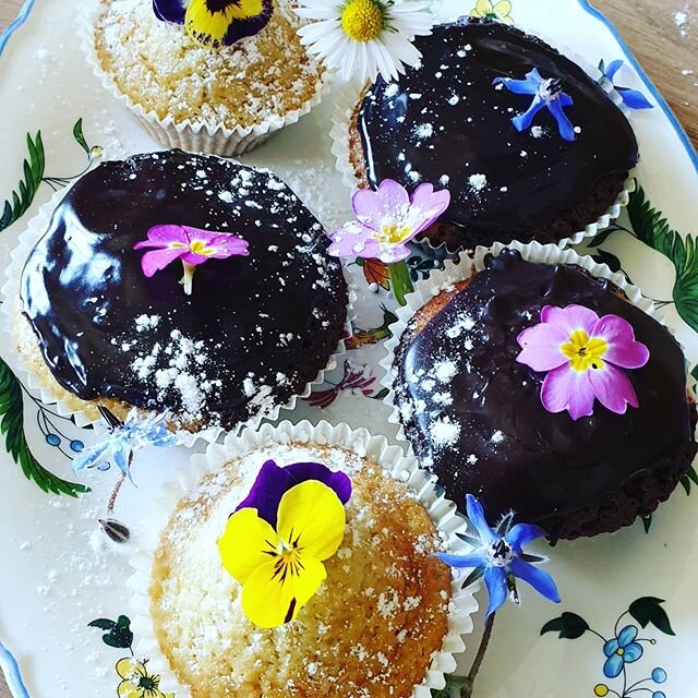 Easter Sunday, cupcakes with flowers from the garden
#marbledchocolatecupcakes 
#chocolate
#happyeaster
#edibleflowers
#primrose 
#borageflowers 
#pansies