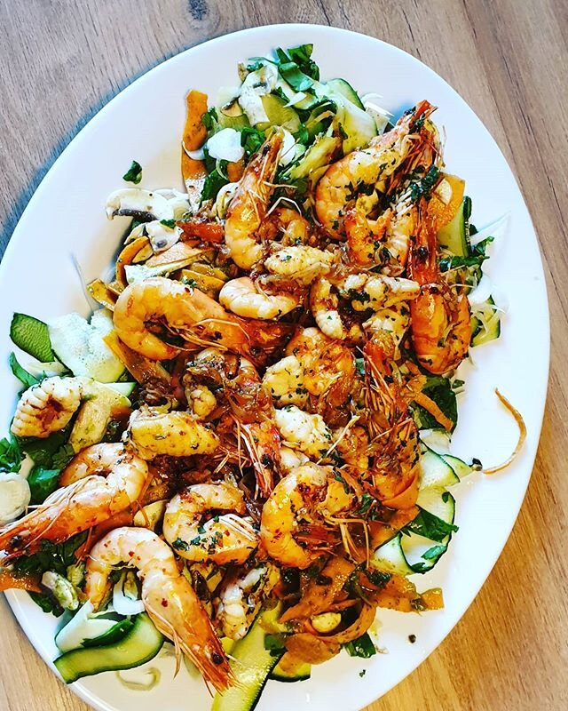 Last night's supper inspired by The Doctor's Kitchen and my morning tour at the village market.
Spicy garlicky saute prawn and monkfish, on a bed of raw vegetables. 
And braised artichokes because I love them so!
#spiceupyourdish
#prawns 
#artichokes