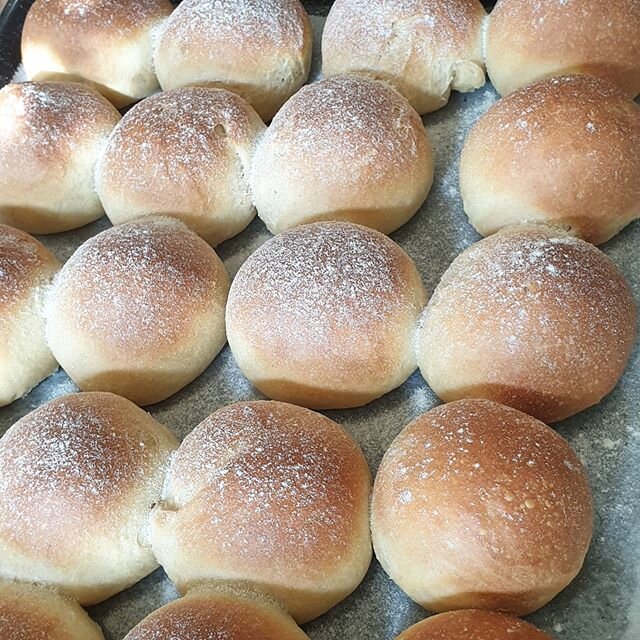 Freshly baked brioche buns for breakfast with apricot jam. Delicious jam, a gift from a lady in my village :)
To have the brioche fresh I started making it the day before then placed the dough in the fridge. In the morning I remove the dough from the