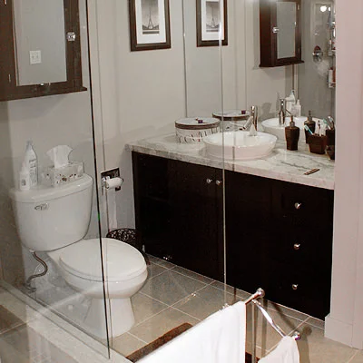 GOOD THINGS IN SMALL(ER) PACKAGES A bathroom doesn’t need to be big to make a statement. Colours, lighting, mirrors and glass enclosures keeps things open and airy.
