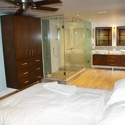 CHANGING UP THE TRADITIONAL Make a splash by incorporating the master bathroom into your bedroom design – a bold move that adds character and changes how you view your private space.
