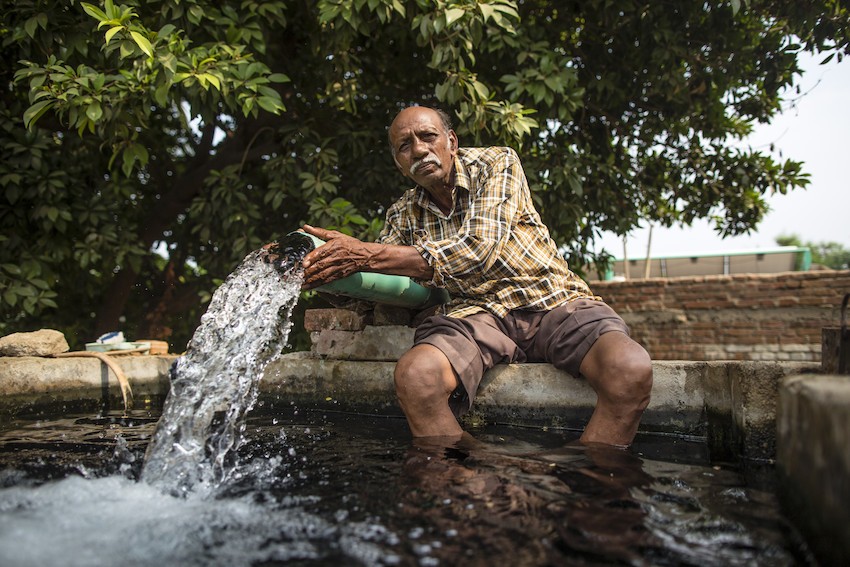Raman Parmar uses solar-powered pumps to irrigate his farm. Photo Credit: Prashanth Vishwanathan/IWMI