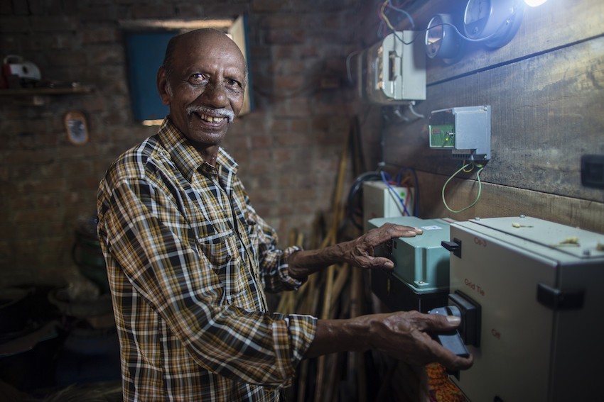 Farmer Raman Parmar operating the switch to supply energy generated by solar panels. Photo Credit: Prashanth Vishwanathan/IWMI