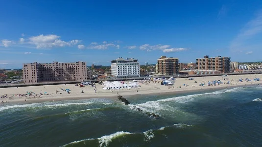 Long Beach Intl Film Festival Takes the Concept of "Dinner And A Movie" To A Whole New Level - on the Beach