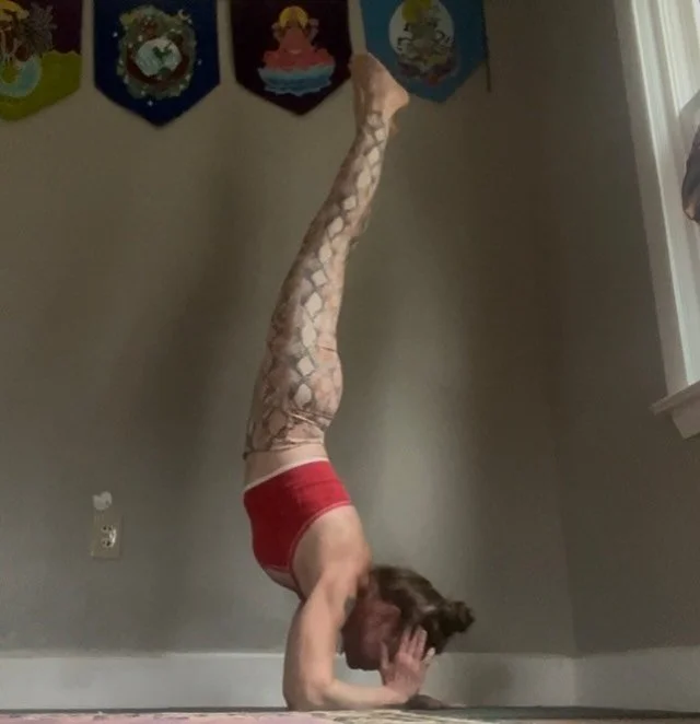 Almost got my one hand under my chin. My elbows were definitely feeling this the next day!
Day 26
#choosestrength 
@cyogalife 
@katydoesyoga 
@christines.moves