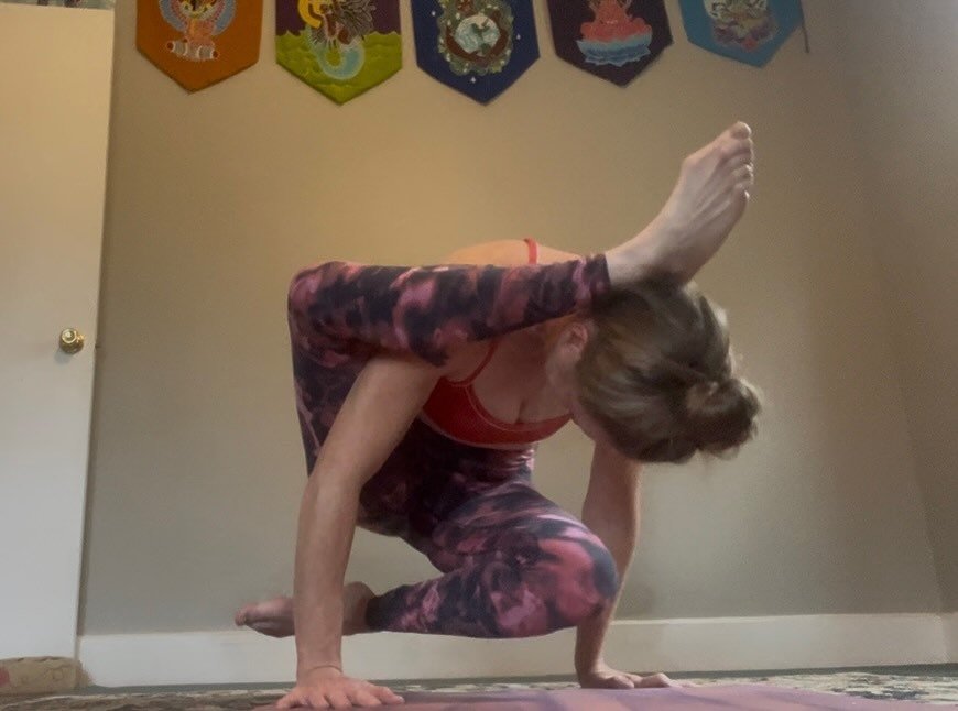 Pretzel time!
Day 25
#choosestrength 
@cyogalife 
@katydoesyoga 
@christines.moves