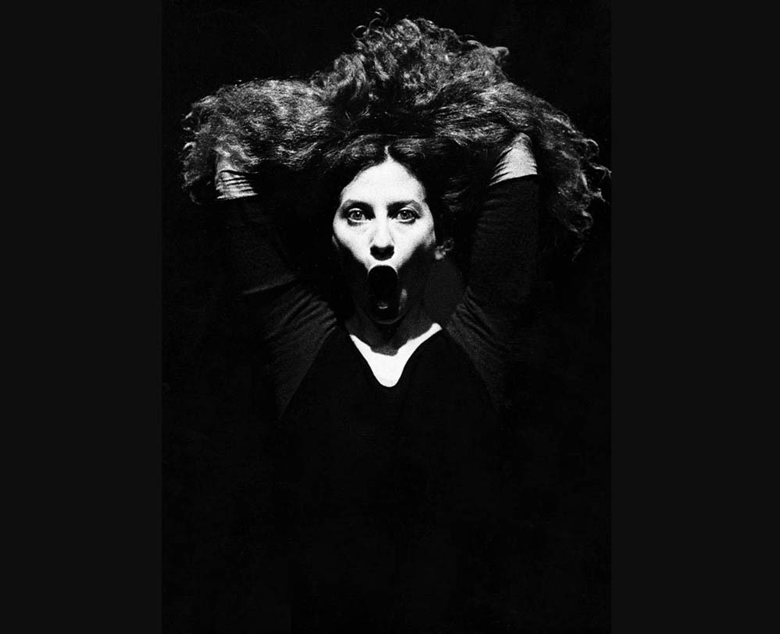 Irene Coticchio in Camera Eco , 2001 (ph. Marta Orlik Gaillard)