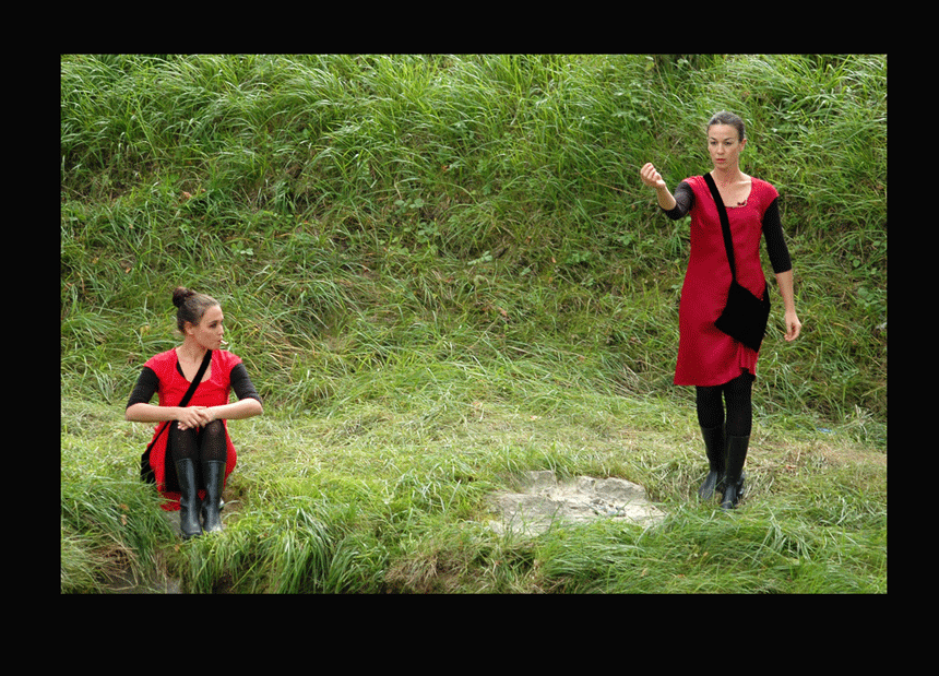 Elisa Muro and Lucrezia Valeria Scardigno in Dämmli Stuck, river Dämmli, Switzerland, 2010 (ph. Treffen der Freilichttheater)