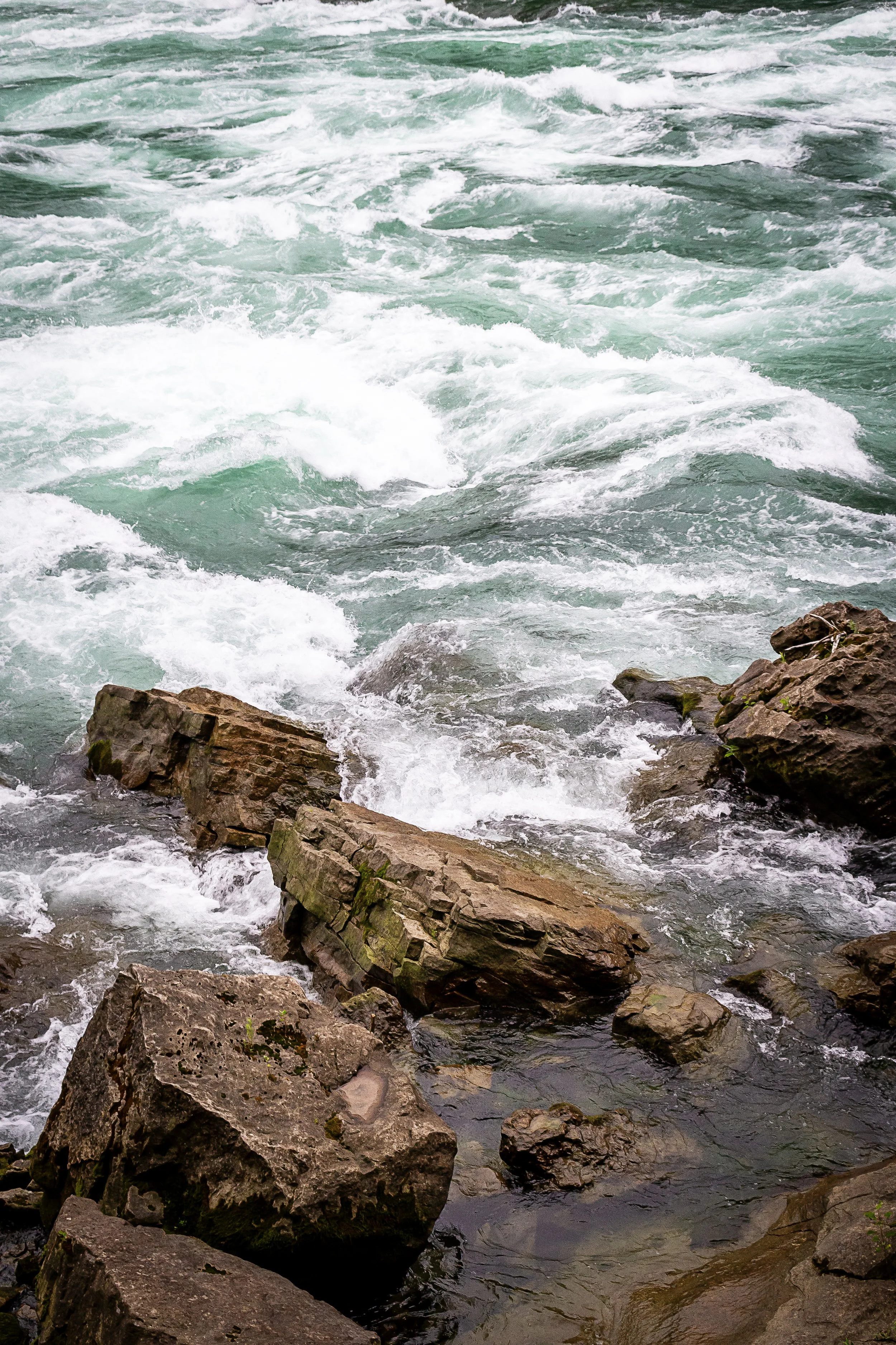 NiagaraRiverRapidsAndRocks.jpg