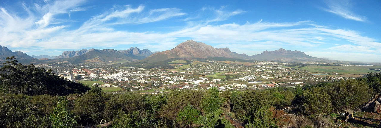 1280px-Stellenbosch_fan_Papagaaiberch_grut.jpg