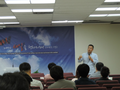 Michael Oh of LACEM facilitates the panelists. Photos by Dona Park