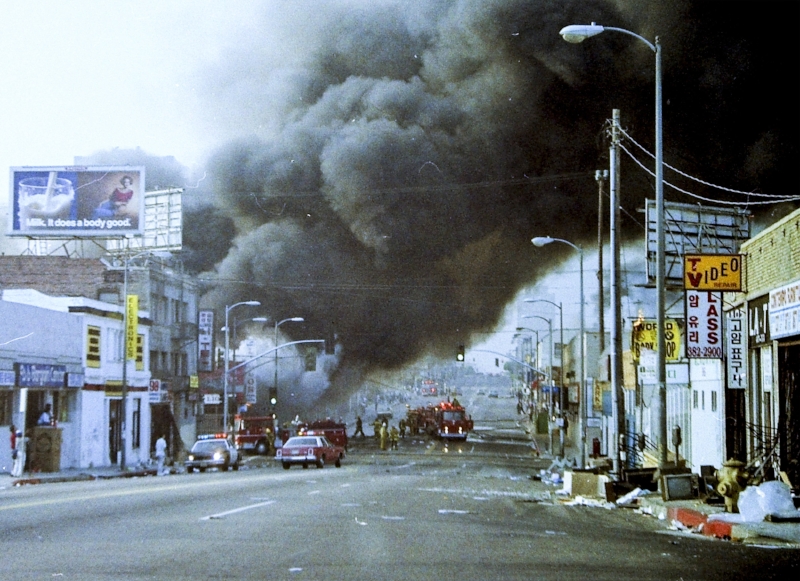 Fire on Western Ave. and 9th St. on April 30, 1992 (photo by John Yu)
