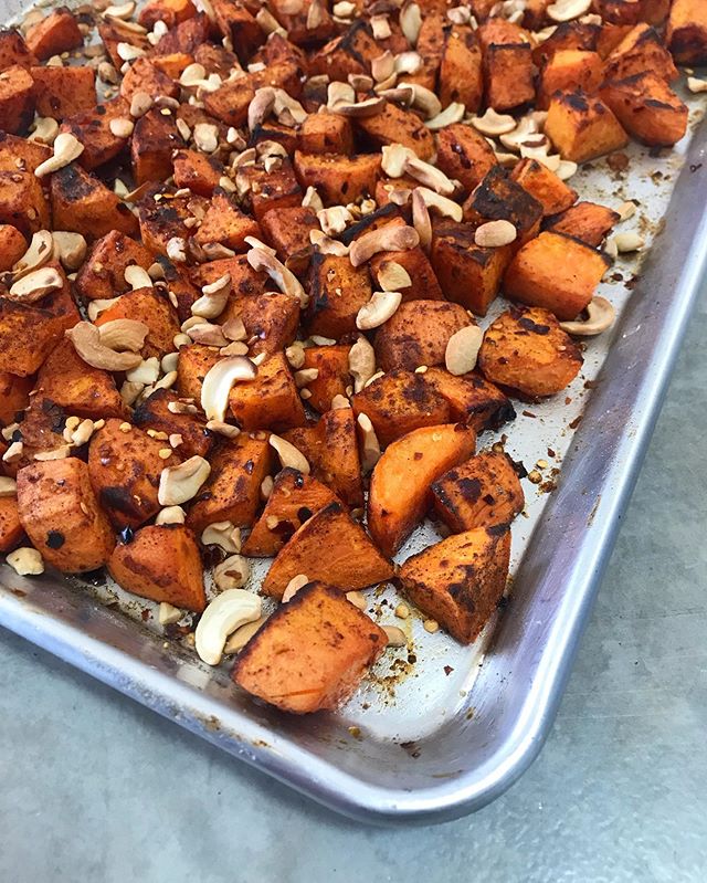 Feeding a crowd with roasted sweet potatoes tossed in red chile, cardamom and toasted cashews.
.
.
.
#summersidedish #sheetpandinner #nmredchile #plantbasedmeals #ovenroasted