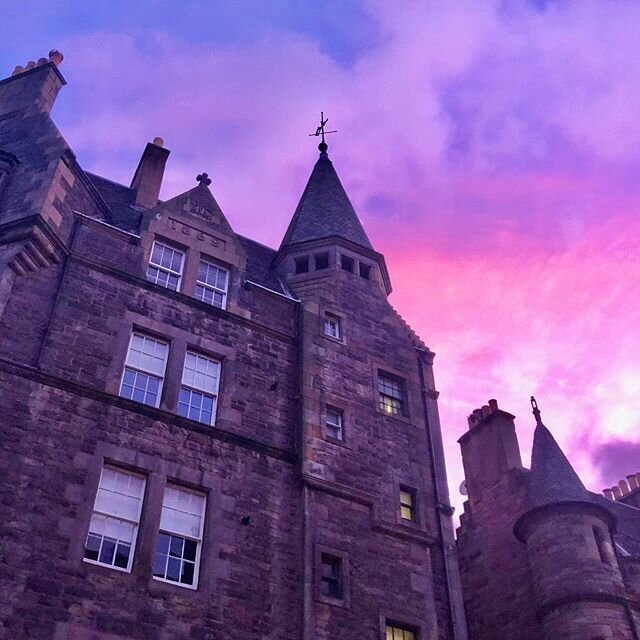 On the way to pick up a rental car I caught this bit of #skyporn this morning in #edinburgh