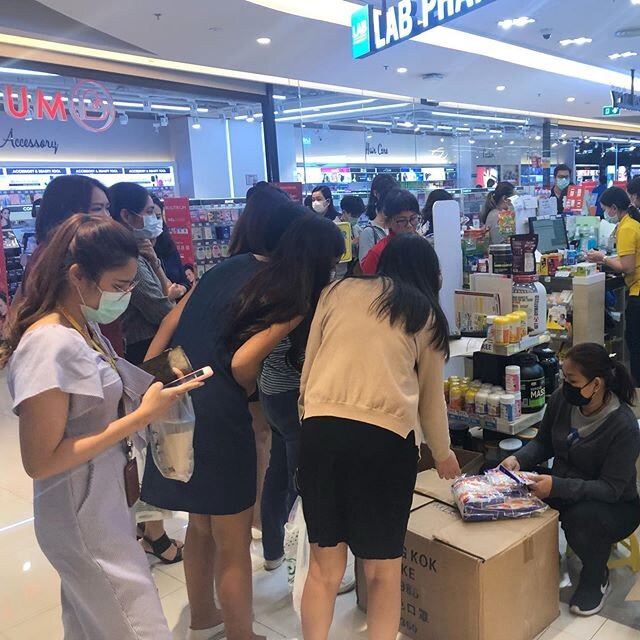 This is what fear looks like. Queues for face masks at a pharmacy in #Bangkok, packs are limited to one per person. Many shops are sold out. #coronavirus
