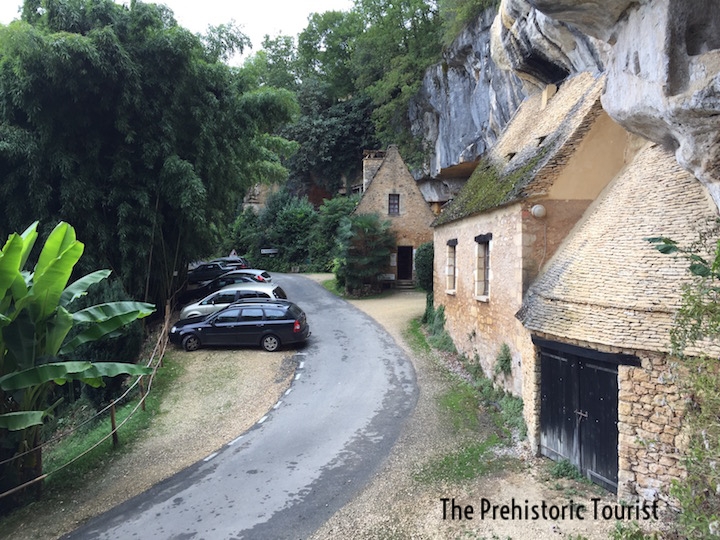 Parking and reception at Grotte du Sorcier