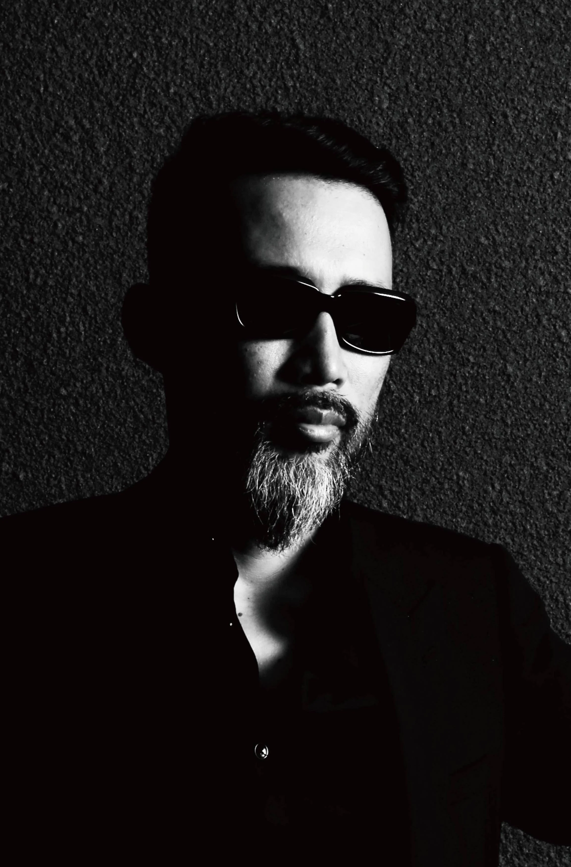 沖野修也(KYOTO JAZZ MASSIVE/KYOTO JAZZ SEXTET) 音楽プロデューサー/選曲家/作曲家/執筆家/ラジオDJ。KYOTO JAZZ MASSIVE名義でリリースした「ECLIPSE」は、英国国営放送BBCラジオZUBBチャートで3週連続No.1の座を日本人として初めて射止めた。2017年6月、ジャズ・プロジェクト、Kyoto Jazz Sextetのセカンド・アルバム『UNITY』をブルーノートよりリリース。同年フジ・ロック・フェスティバル~Field Of Hevenステージに登場。2018年7月にはDJとして名門モントルー・ジャズ・フェスティバルにも出演を果たした。現在、InterFM『JAZZ ain't Jazz』にて番組ナビゲーターを担当中(毎週日曜日16時)。有線放送内I-12チャンネルにて"沖野修也 presents Music in The Room"を監修。GQ Japanオフィシャル・ブロガー。