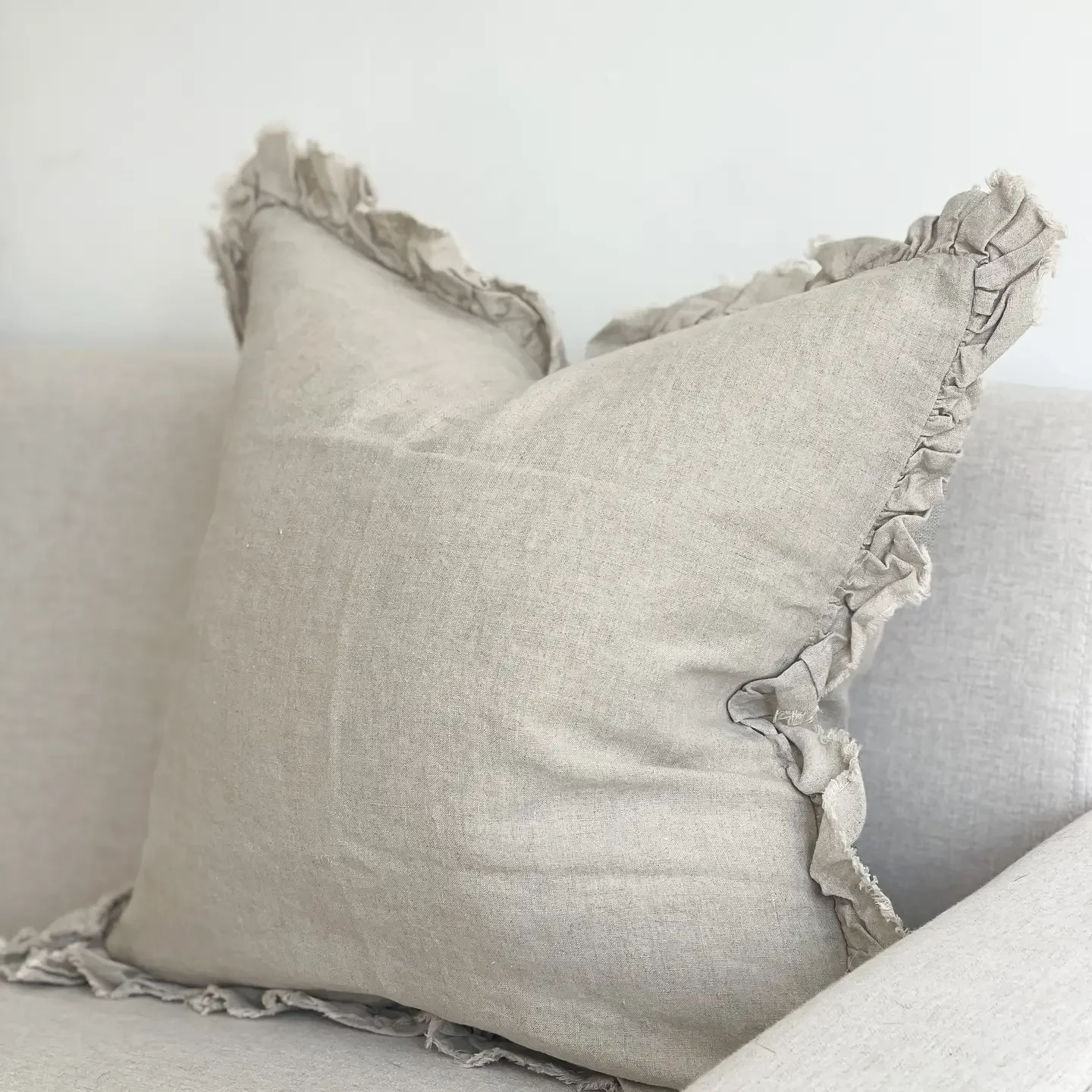 HALLIE RUFFLEF LINEN CUSHION NATURAL BEIGE