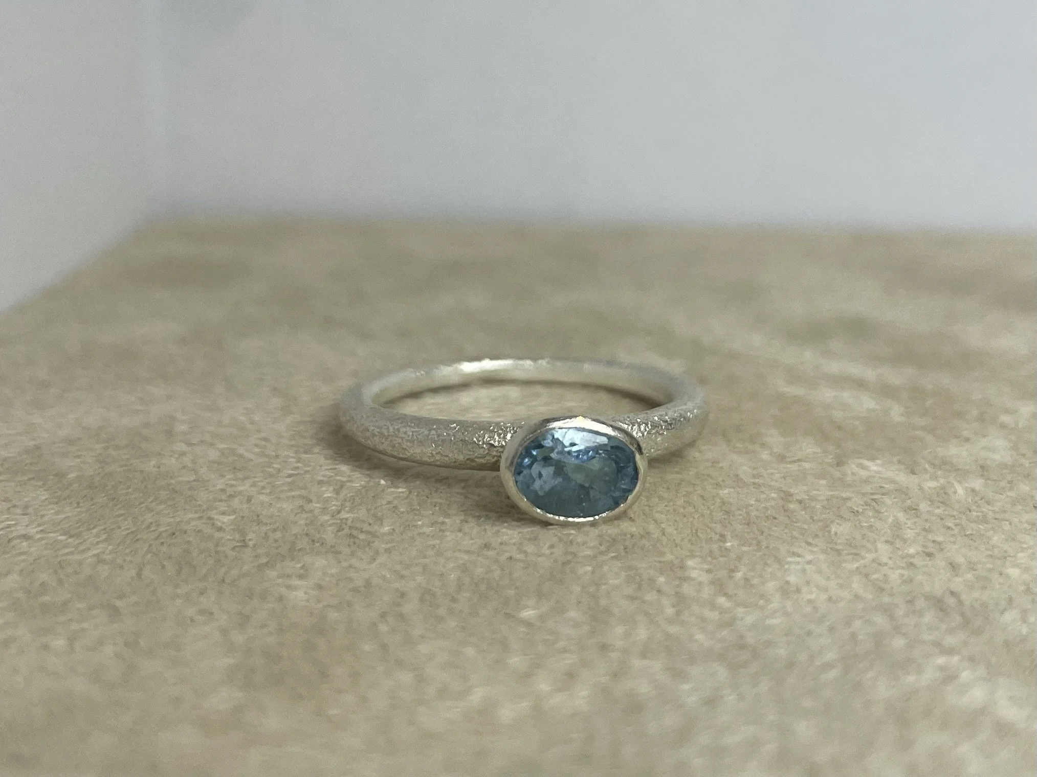 Sigle stone ring