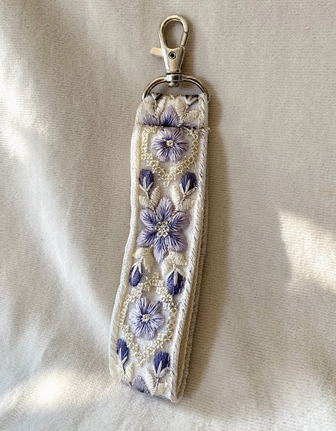 FLORAL FABRIC KEY CHAIN FROST PURPLE