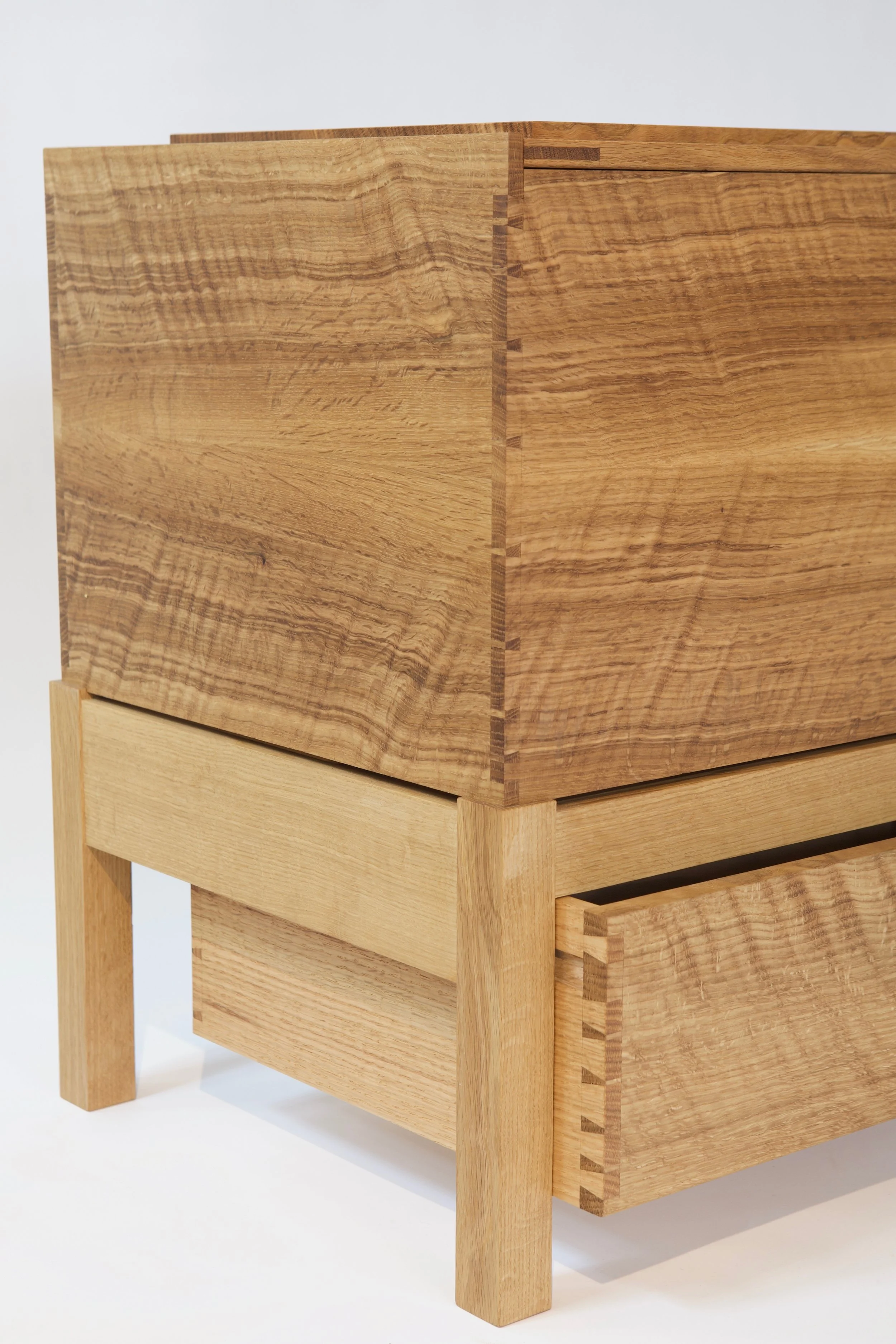  The carcase is constructed with resawn and bookmatched curly white oak parts, with a sapwood detail wrapped around the waist of the piece. This same board was used for the lid construction and the drawer front. 