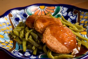 Tortitas de Camaron y papa en Salsa Roja