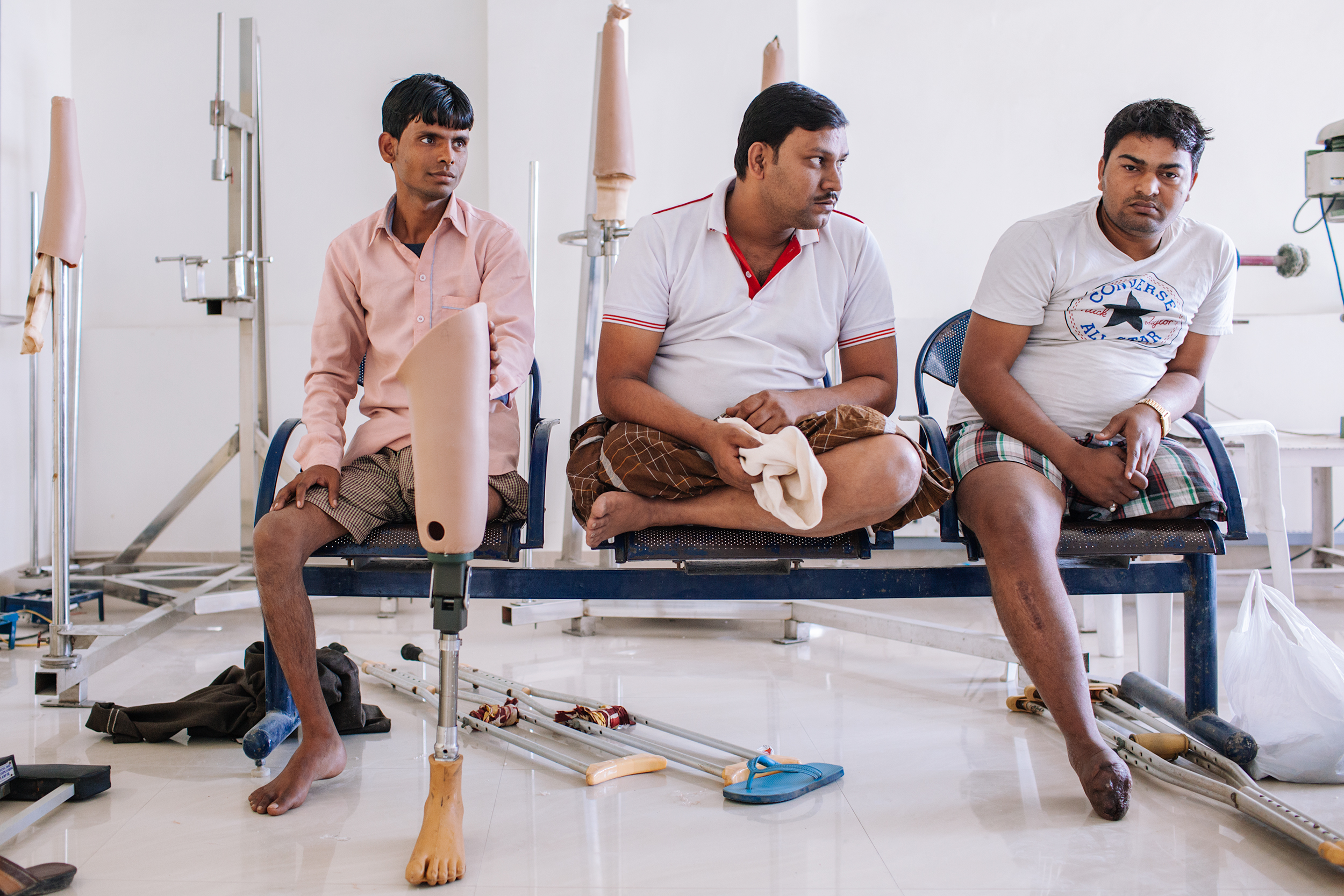 Patients wait for the measurements. BMVSS sees more cases as a result of accidents than illnesses. The organization provides artificial limbs, calipers, physical aids and assistance completely free of charge.