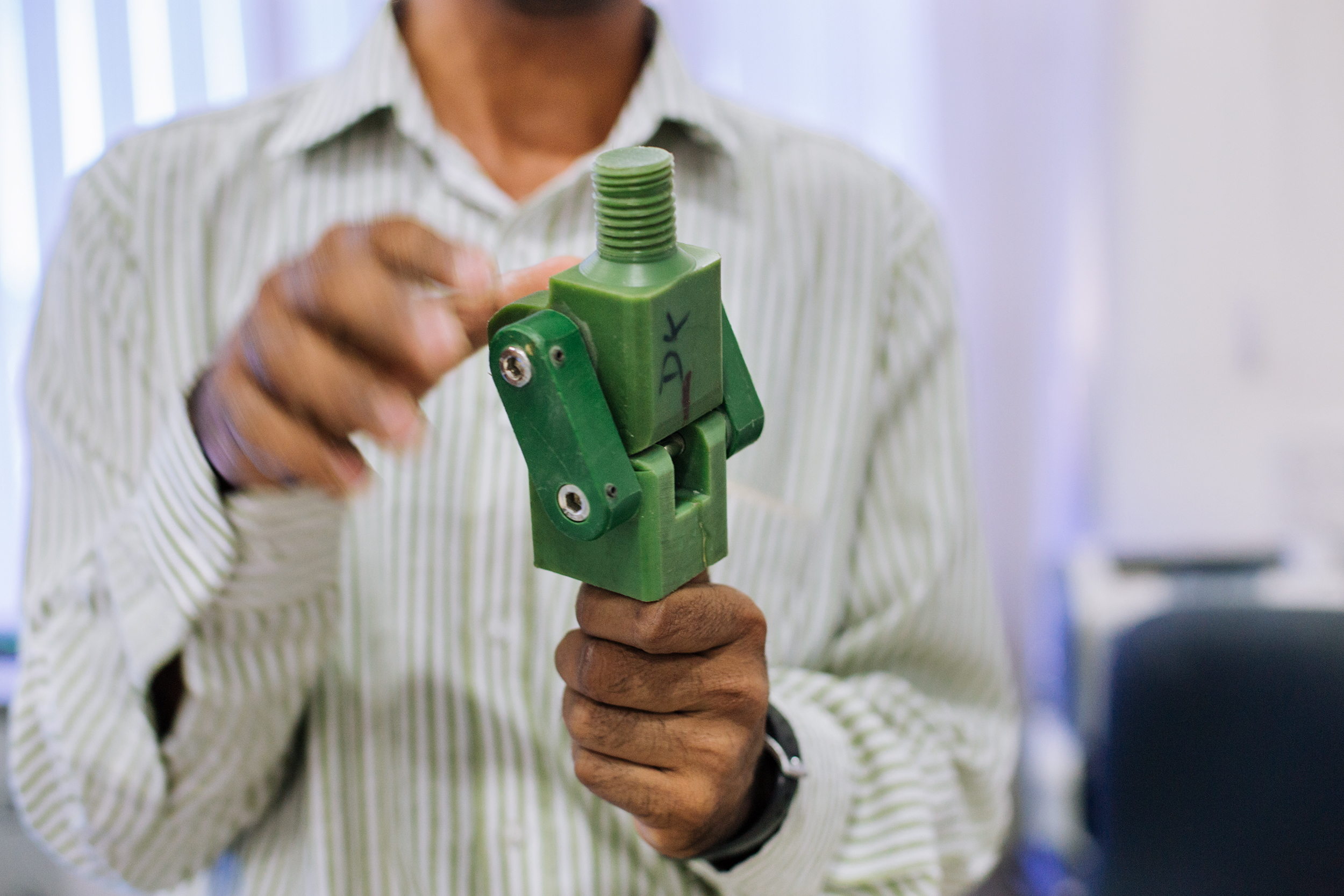 The Stanford-Jaipur Knee consists of five pieces made of oil-filled nylon polymer that self-lubricates with use, and four standard fasteners. The design allows for 165-degree range of motion, allowing the person to kneel and squat.